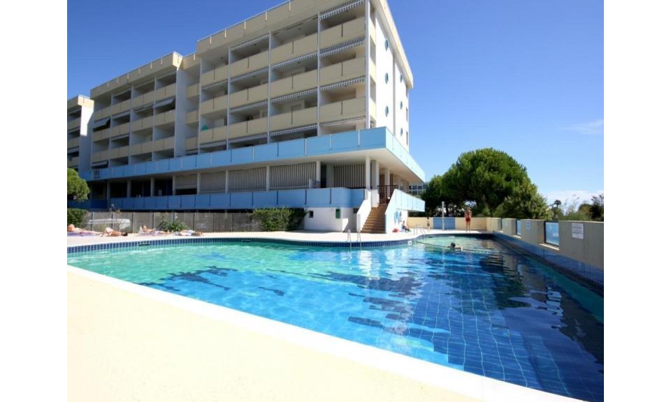 residence ITACA: esterno con piscina