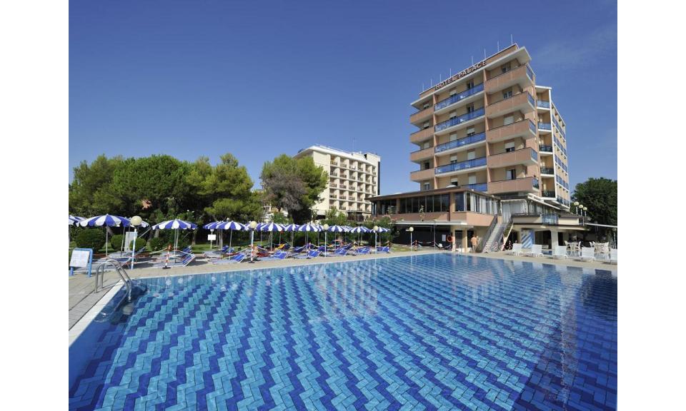 hotel PALACE: external view with pool