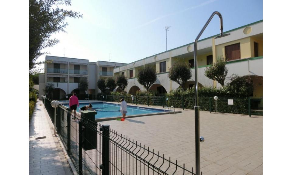 residence LIA: esterno con piscina
