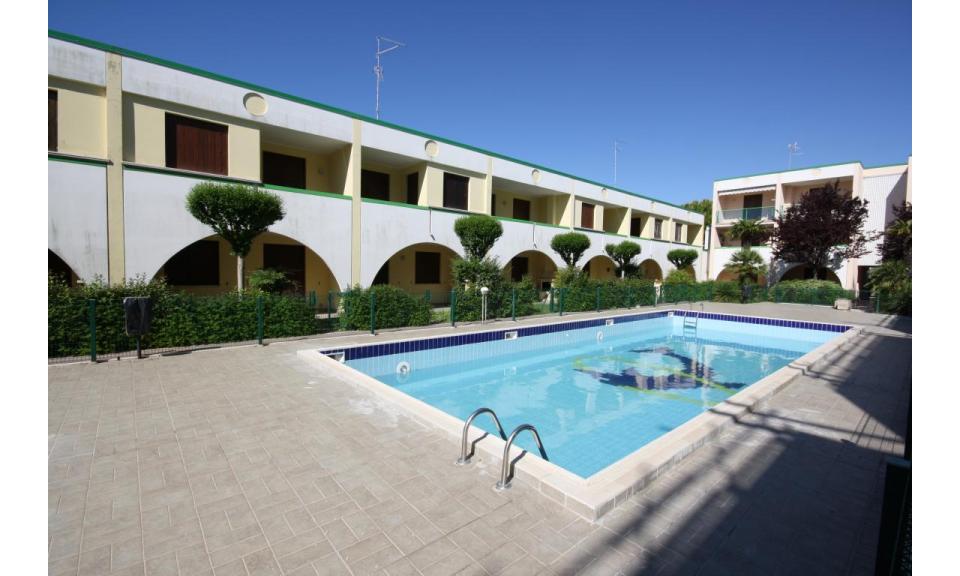 residence LIA: esterno con piscina