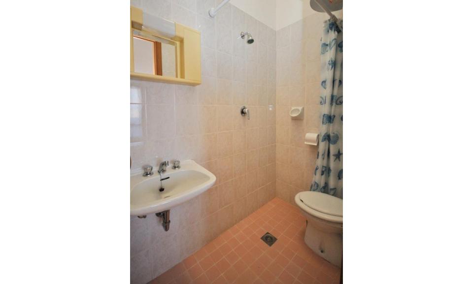 apartmanok ATOLLO: fürdőszoba (példa)