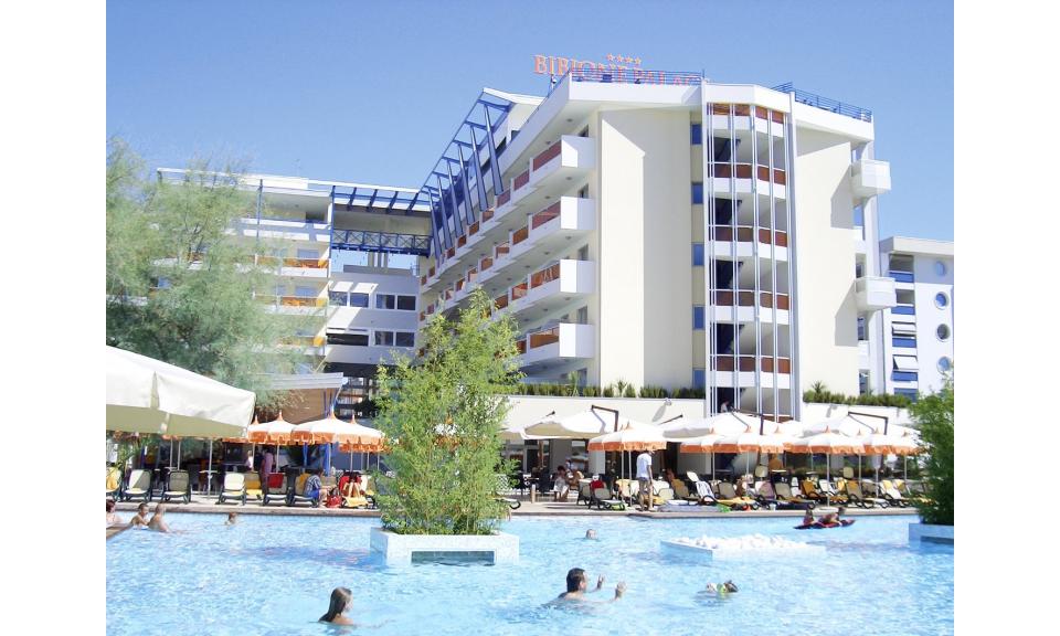hotel BIBIONE PALACE: esterno con piscina