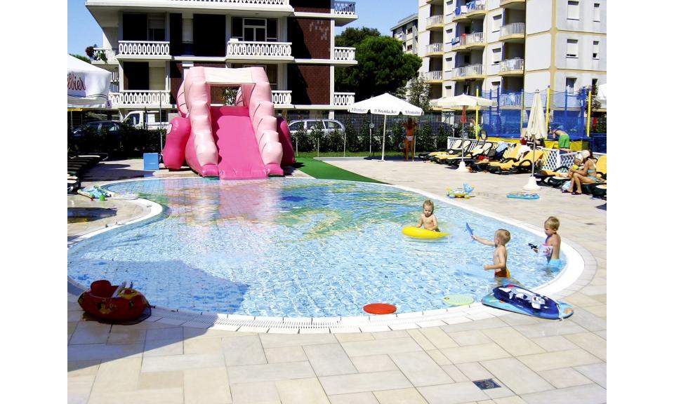 hotel BIBIONE PALACE: piscina per bambini