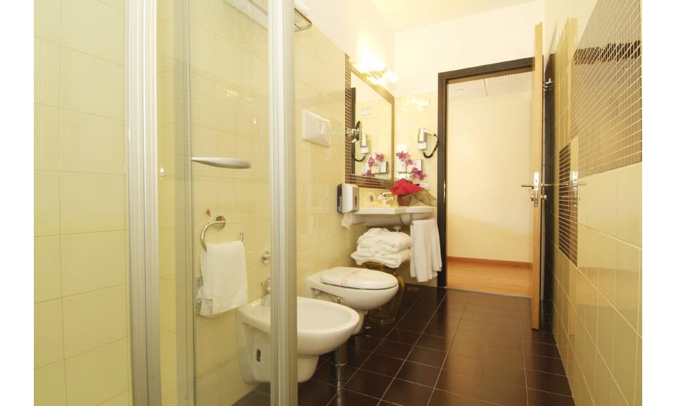 hotel BIBIONE PALACE: bagno (esempio)