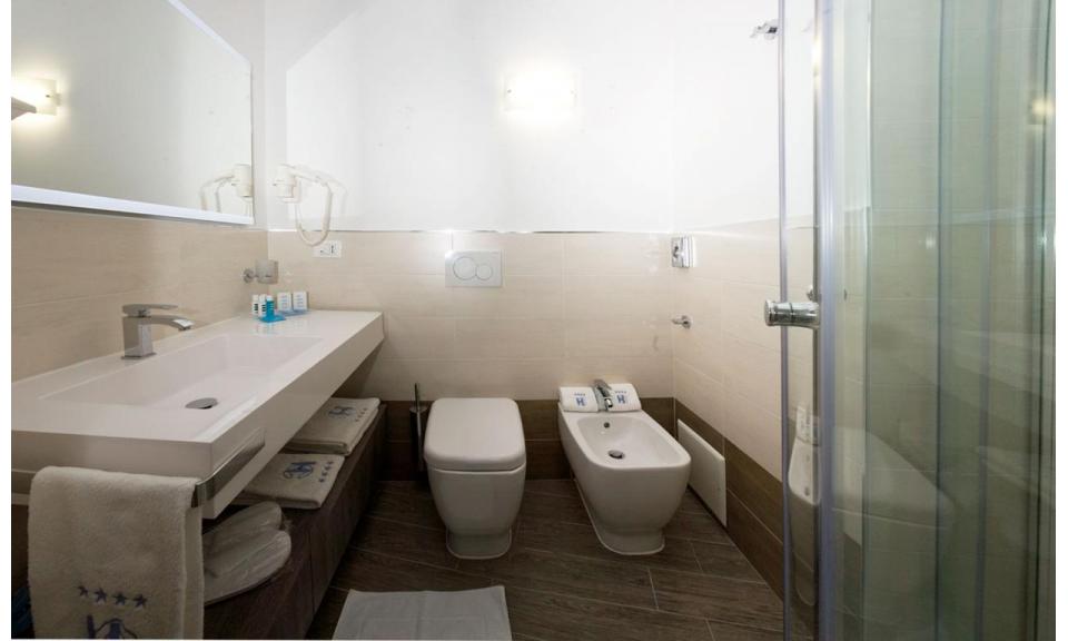hôtel CORALLO: salle de bain avec cabine de douche (exemple)