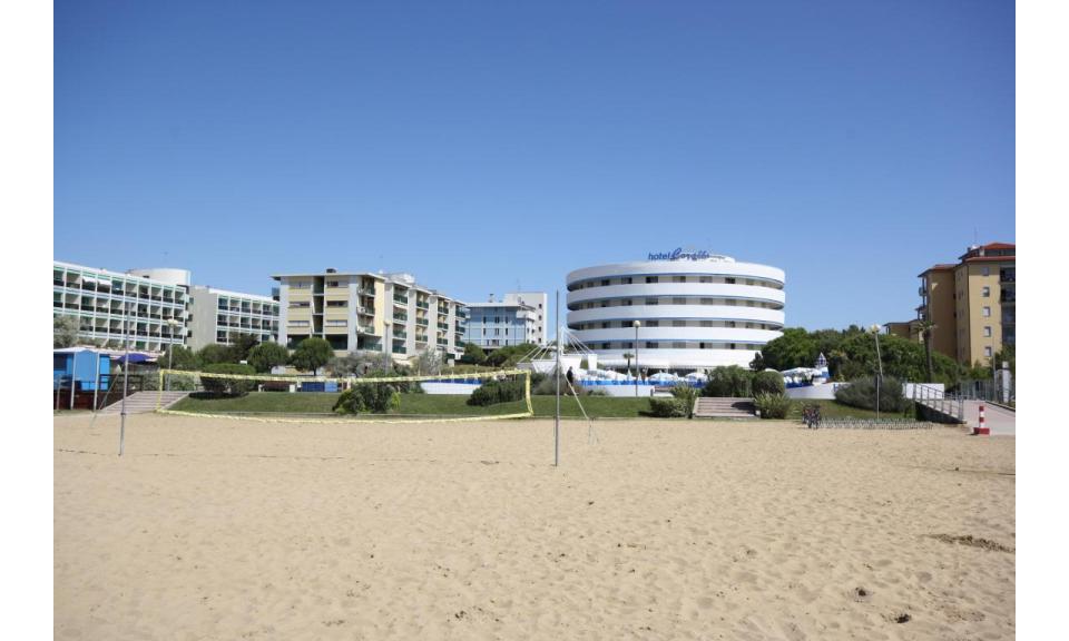 Hotel CORALLO: Sight der Außenwohnanlage vom Strand