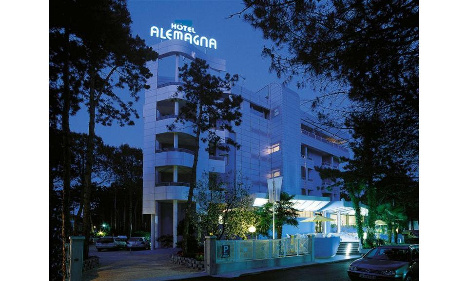 hotel ALEMAGNA: external by night