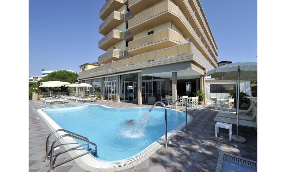 hotel EXCELSIOR: esterno con piscina