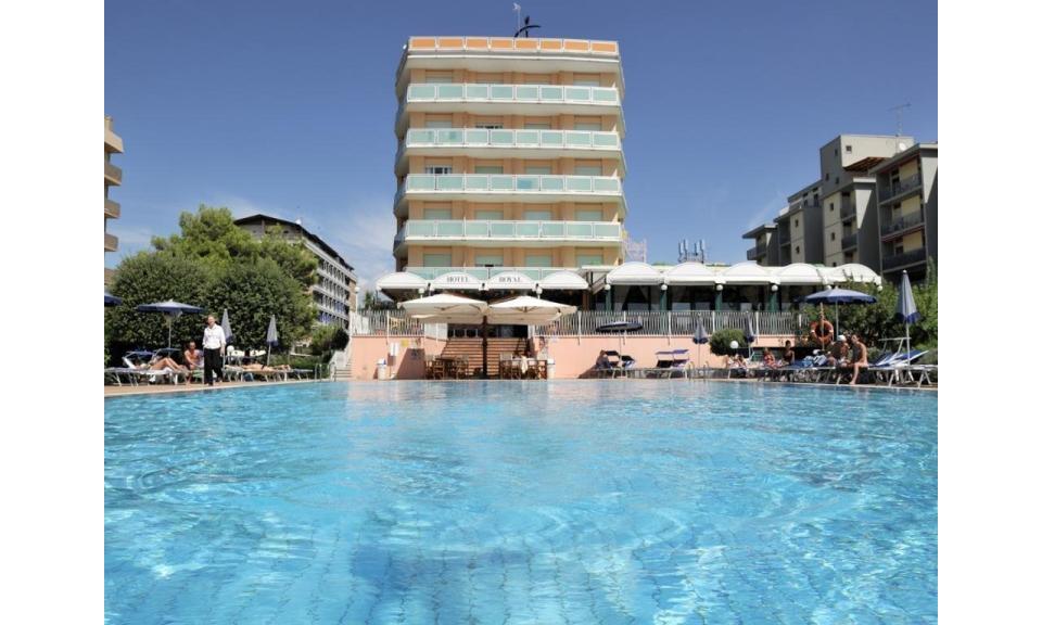 hotel ROYAL: esterno con piscina