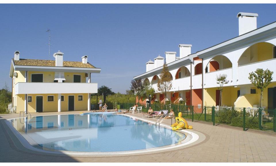residence LEOPARDI: esterno con piscina