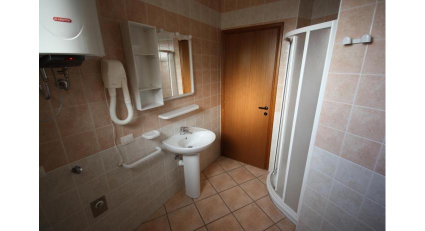 Residence GIRASOLI: B5 - Badezimmer mit Duschkabine (Beispiel)