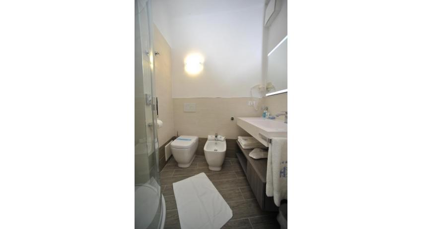 hotel CORALLO: Superior - bathroom with a shower enclosure (example)