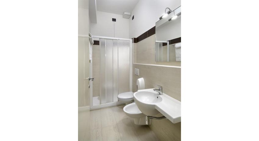 Hotel GOLF: Star - Badezimmer mit Duschkabine (Beispiel)