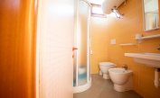 Ferienwohnungen CASTELLO: B4 - Badezimmer mit Duschkabine (Beispiel)