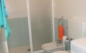 Ferienwohnungen ARGONAUTI: C7/2* - Badezimmer mit Duschkabine (Beispiel)
