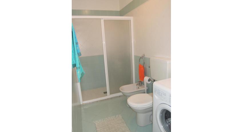 Ferienwohnungen ARGONAUTI: C7/2* - Badezimmer mit Duschkabine (Beispiel)
