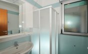 appartament ARGONAUTI: B5* - salle de bain avec cabine de douche (exemple)