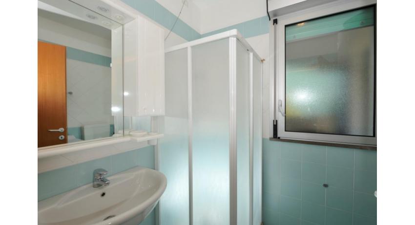 Ferienwohnungen ARGONAUTI: B5* - Badezimmer mit Duschkabine (Beispiel)