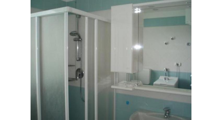 Ferienwohnungen ARGONAUTI: C7/1* - Badezimmer mit Duschkabine (Beispiel)