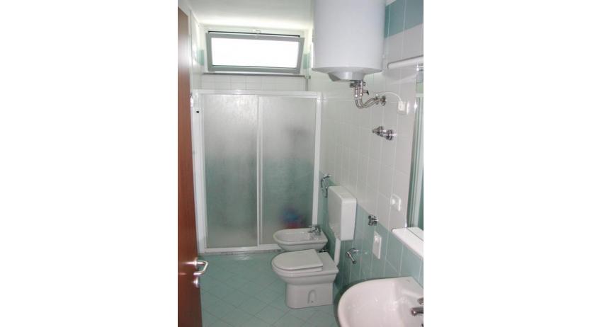 Ferienwohnungen ARGONAUTI: C7/1* - Badezimmer mit Duschkabine (Beispiel)