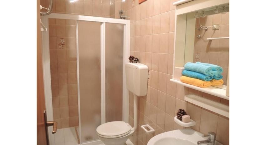 residence ITACA: B6* - bathroom with a shower enclosure (example)