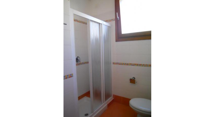 residence TULIPANO: B5 - shower enclosure