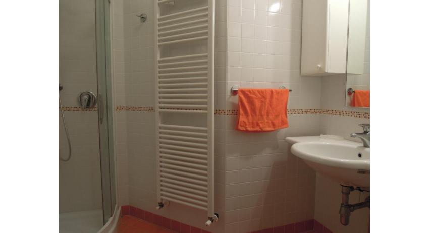 résidence TULIPANO: C6 - salle de bain avec cabine de douche (exemple)