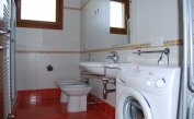 residence TULIPANO: D8 - bagno con lavatrice (esempio)