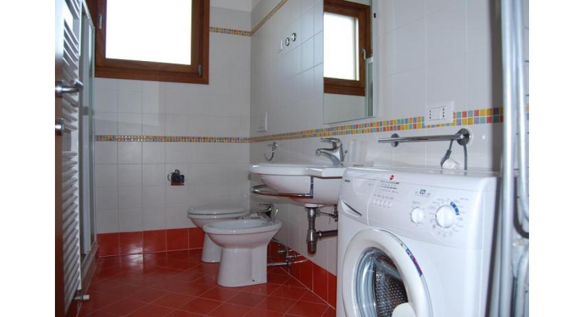 residence TULIPANO: D8 - bagno con lavatrice (esempio)
