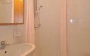 Residence LUXOR: A3 - Badezimmer mit Duschvorhang (Beispiel)