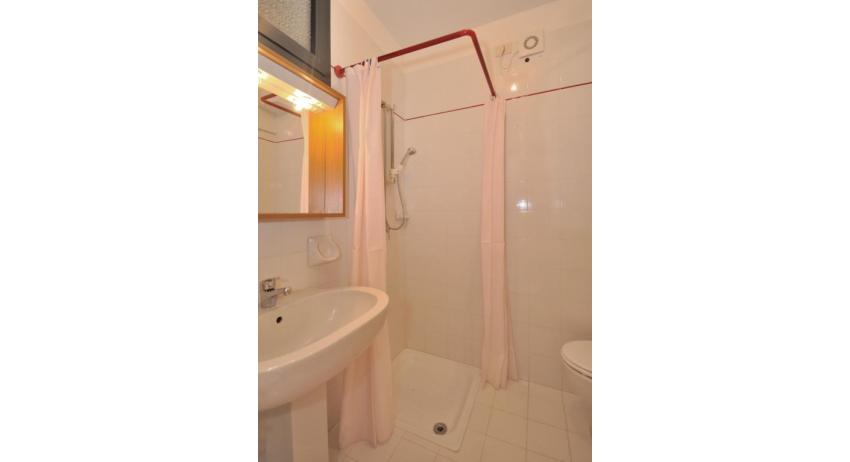 résidence LUXOR: A3 - salle de bain avec rideau de douche (exemple)