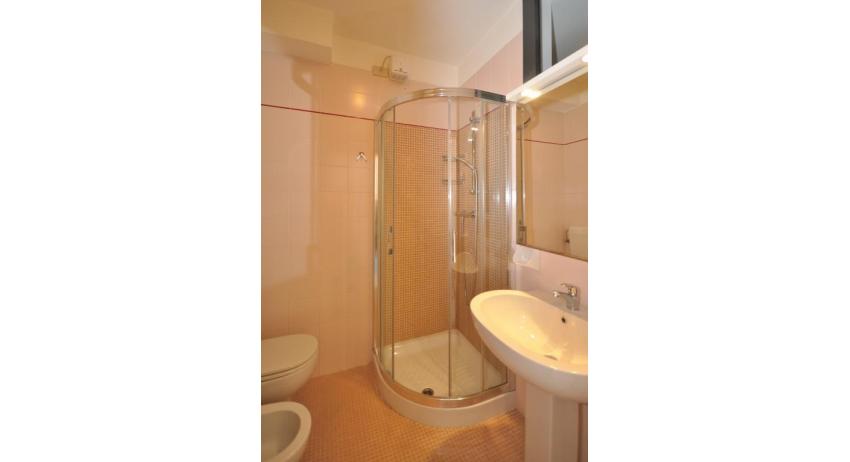 residence LUXOR: A3 - bagno con box doccia (esempio)