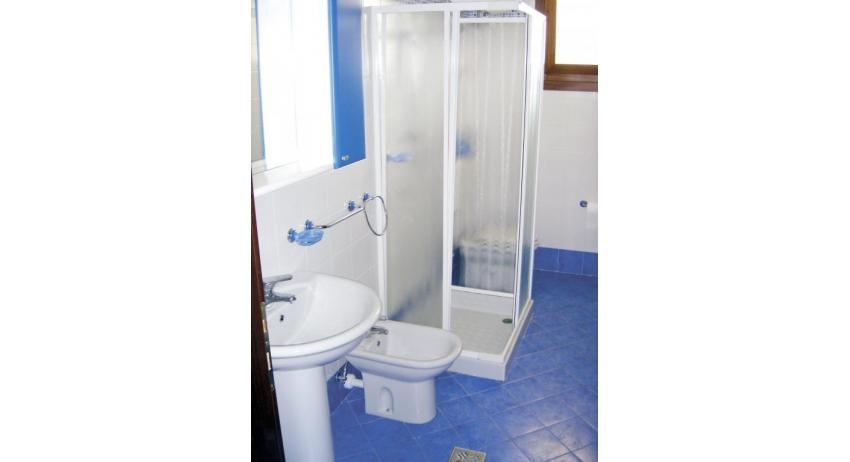 résidence LEOPARDI: B5/1* - salle de bain (exemple)