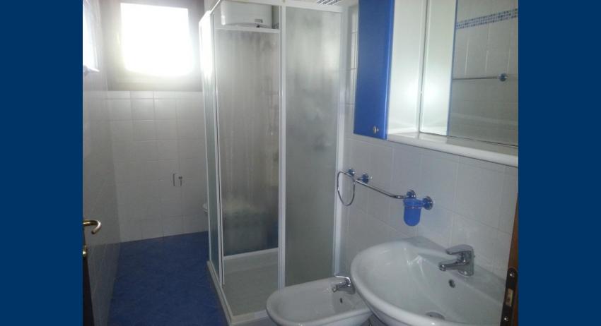 B5/1* - bathroom with a shower enclosure (example)