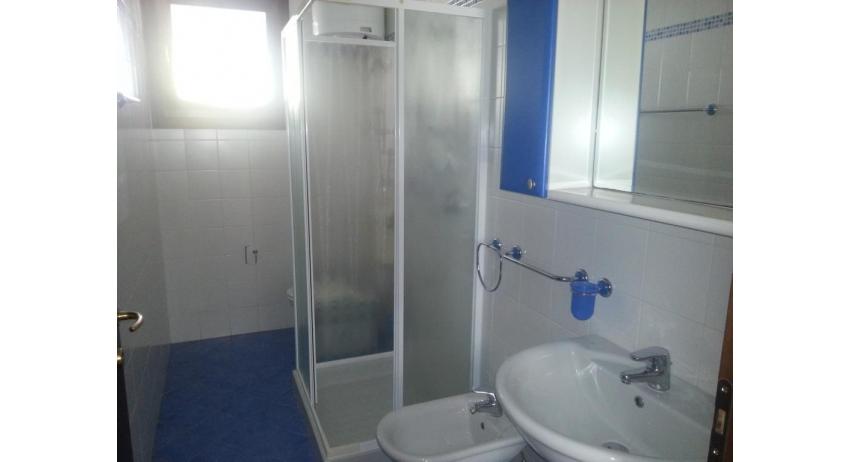 Residence LEOPARDI: B5/1* - Badezimmer mit Duschkabine (Beispiel)