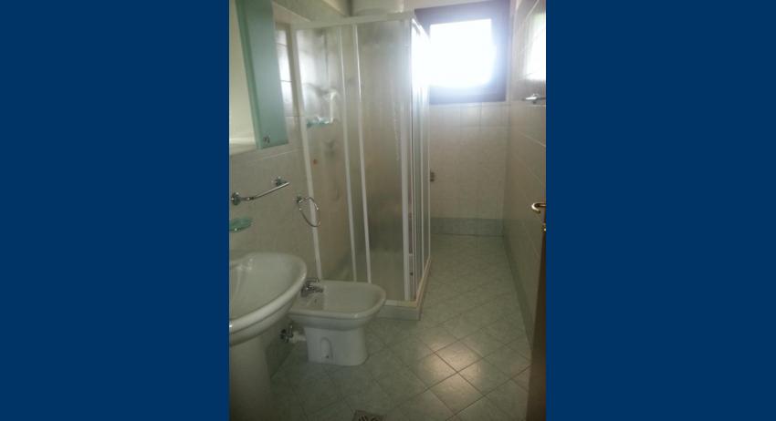 B5/1* - salle de bain avec cabine de douche (exemple)