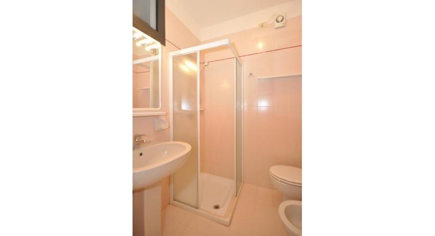 residence LUXOR: B5 - bathroom with a shower enclosure (example)
