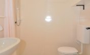 Residence LUXOR: B5 - Badezimmer mit Duschvorhang (Beispiel)