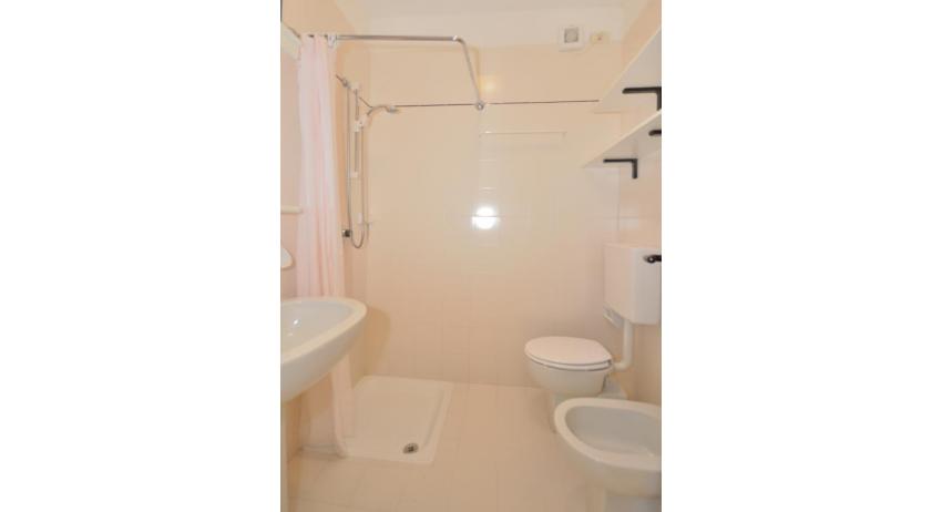 résidence LUXOR: B5 - salle de bain avec rideau de douche (exemple)