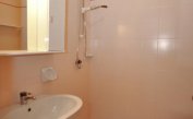 residence LUXOR: B5/S - bathroom with shower-curtain (example)