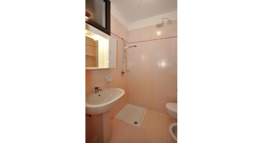 Residence LUXOR: B5/S - Badezimmer mit Duschvorhang (Beispiel)