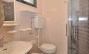 residence LUXOR: C5 - bagno con box doccia (esempio)