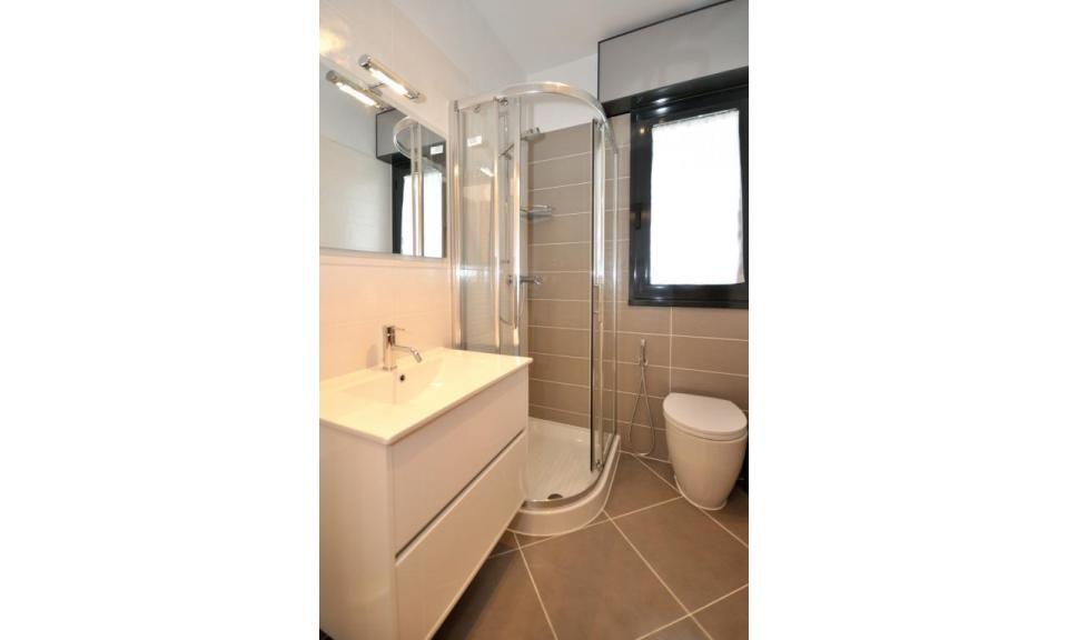 Residence LUXOR: C6/F - Badezimmer mit Duschkabine (Beispiel)