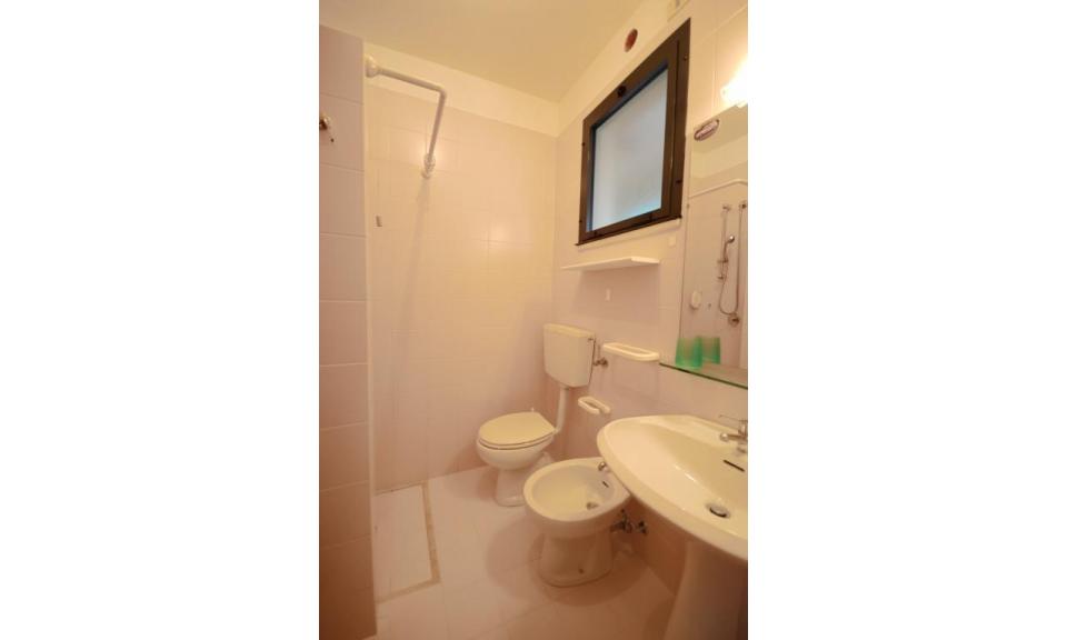 residence LUXOR: C6/F - bathroom with shower-curtain (example)
