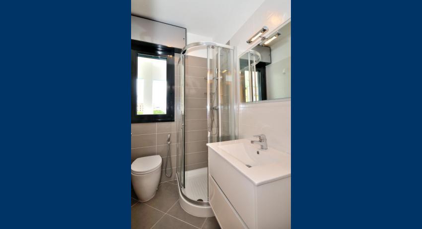 C6/F - salle de bain avec cabine de douche (exemple)