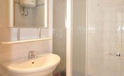 Ferienwohnungen MARA: C6 - Badezimmer mit Duschkabine (Beispiel)