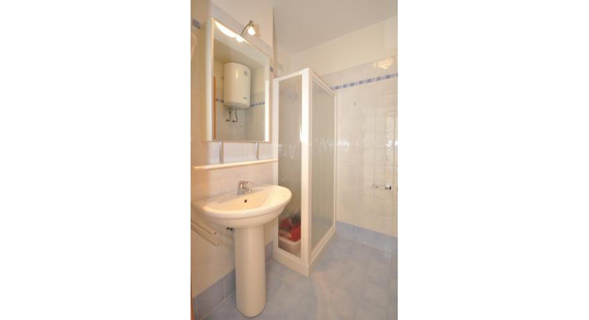 appartamenti MARA: C6 - bagno con box doccia (esempio)