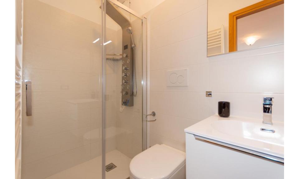 Residence TERME: C7 - Badezimmer mit Duschkabine (Beispiel)