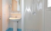 Ferienwohnungen MARA: C6/A - Badezimmer mit Duschkabine (Beispiel)
