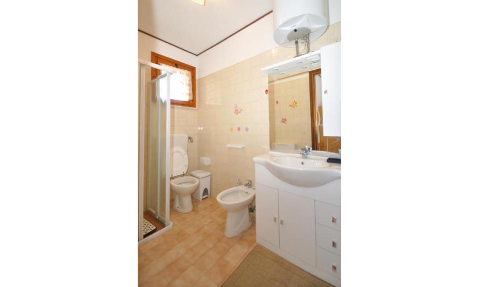 Feriendorf WHITE STAR: C6 - Badezimmer mit Duschkabine (Beispiel)
